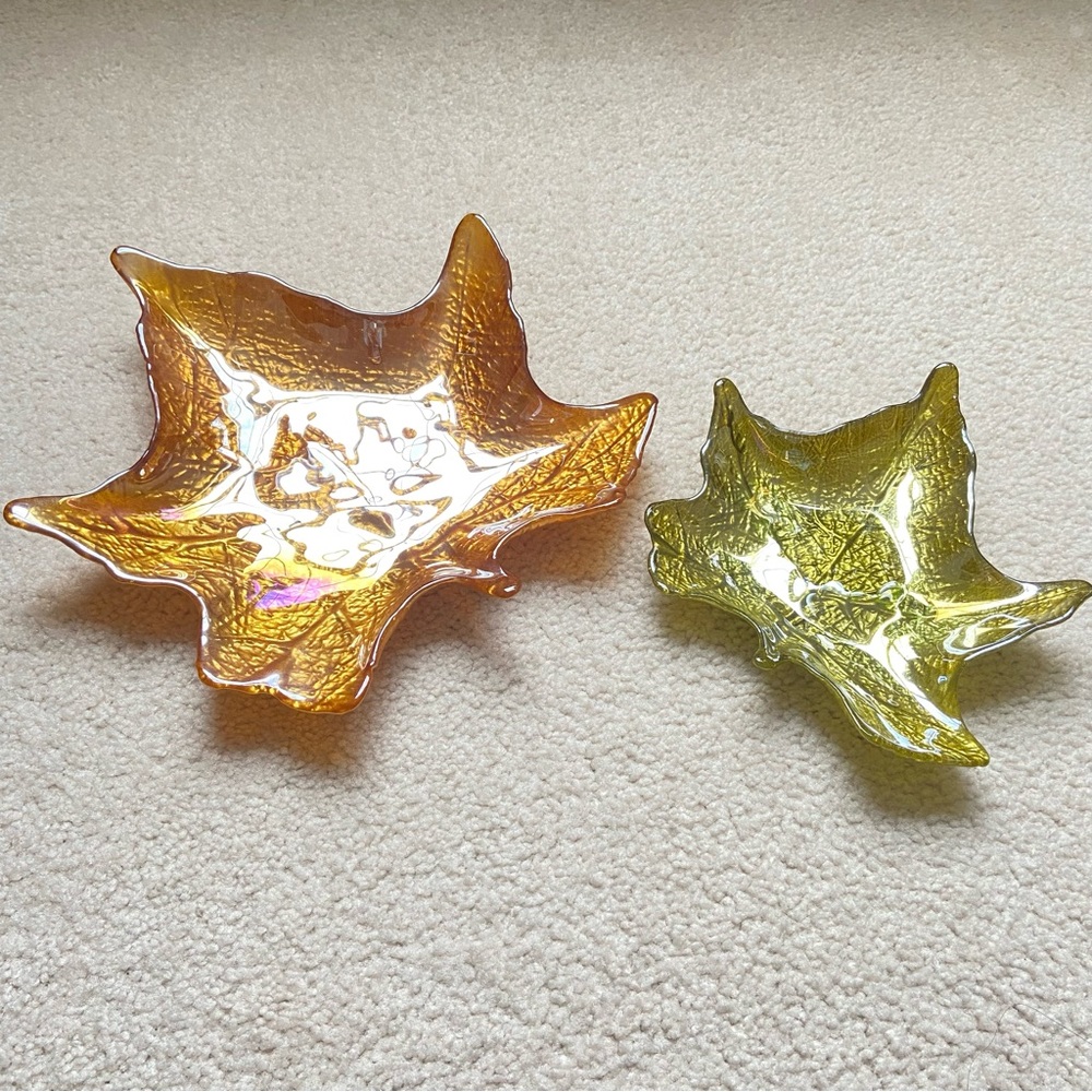Set of 2 Leaf-Shaped Glass Dishes – Amber & Green